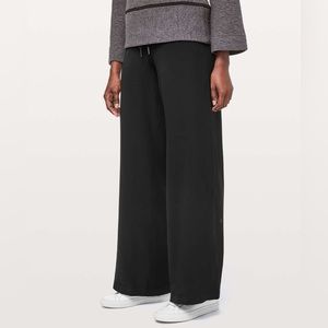 EUC Lululemon On The Fly Pant *Wide Leg
Woven 31.5"
Black